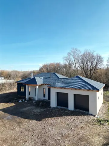 Агаповка: дом с гаражом — тёмный фасад, двускатная кровля, фото 1