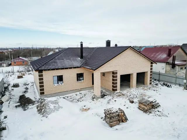 Кирпичный дом с гаражом в Агаповке