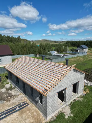 Аскарово: дом с двускатной кровлей — газоблок, штукатурный фасад, фото 3