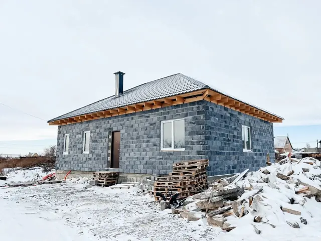 Магнитогорск, Левый берег: дом из газоблока — коробка и кровля, стройка зимой, фото 1